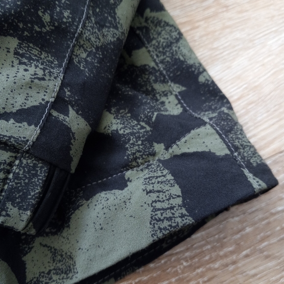 Lululemon Rise and Shine Fatigue Camo Rain Running Jacket Size 4 - Picture 4 of 10